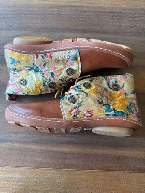 Brown Leather Lace-Up Ankle Shoes with Floral Collar for spring and summer - NWT